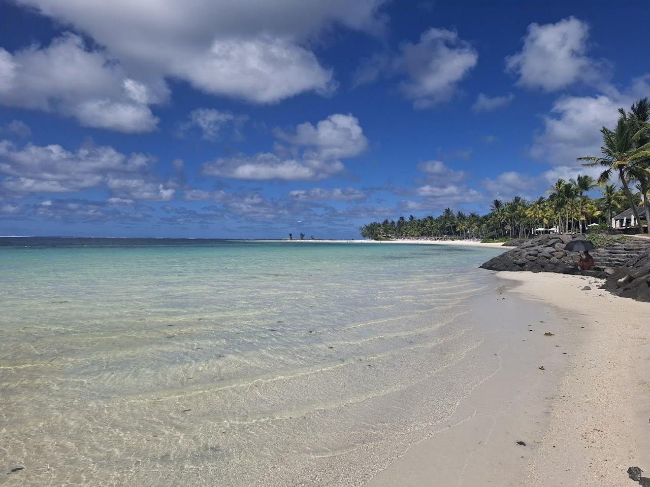 Dry southern winter with calm warm lagoons, a cooler tropical alternative to the European peak.