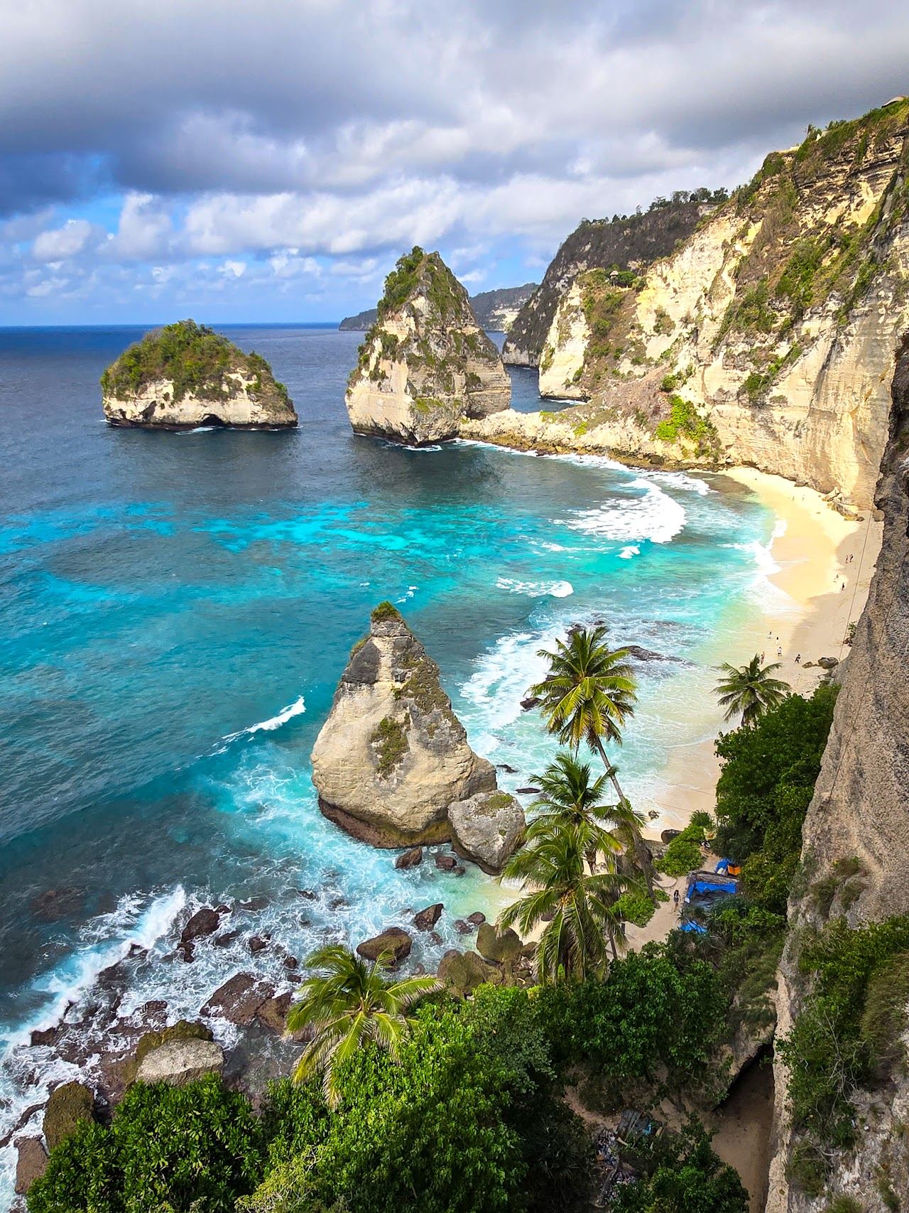 The carved limestone staircase down the cliff to Diamond Beach on Nusa Penida