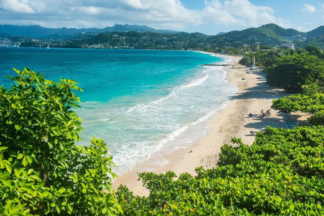 Calm shallow water and soft sand on a Grenada family beach used for the families guide on Beaches for Kings