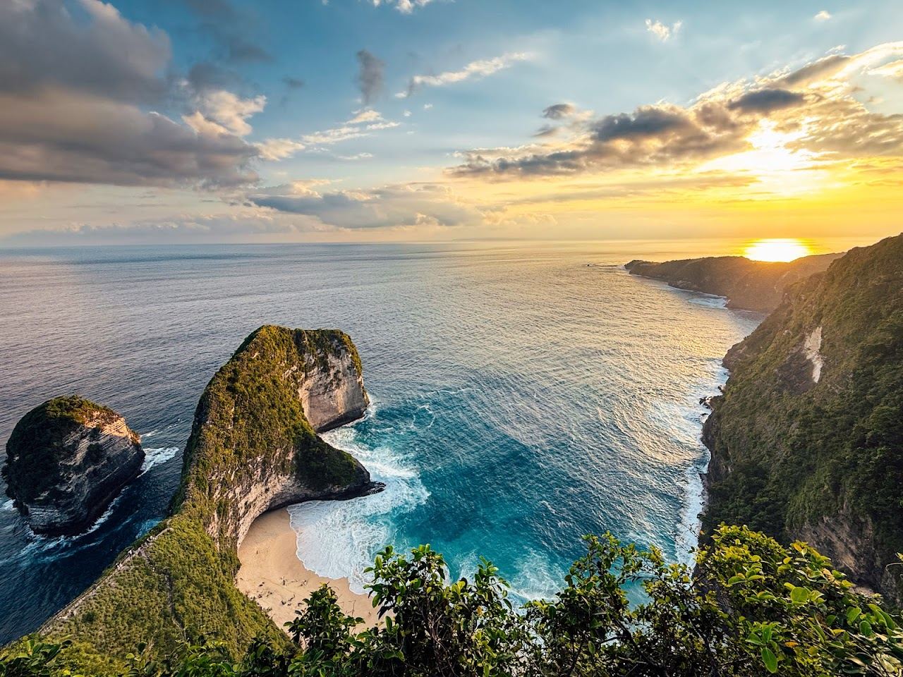 Kelingking Beach below its cliff on Nusa Penida