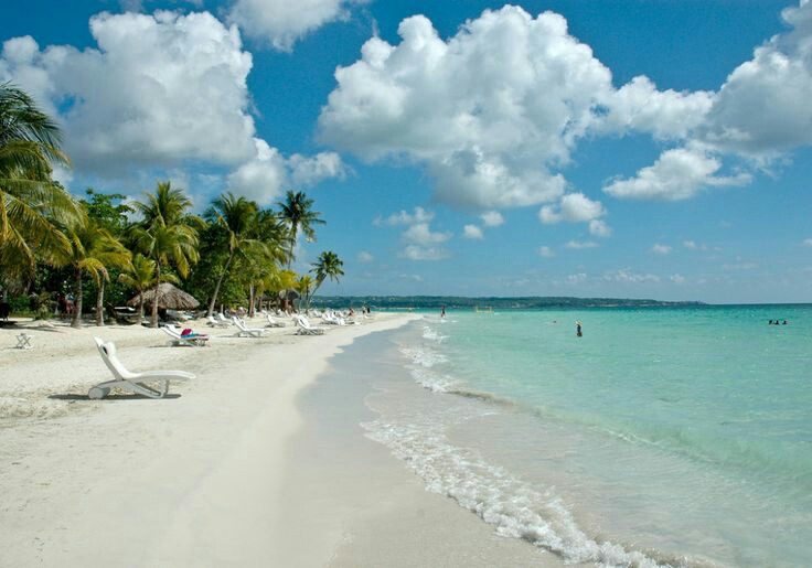 Pale sand and turquoise water on a beach in Jamaica