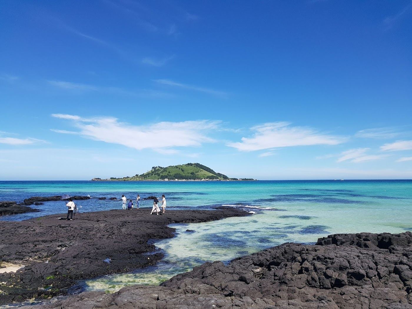 Free white sand and clear water at Hyeopjae Beach on the northwest coast of Jeju