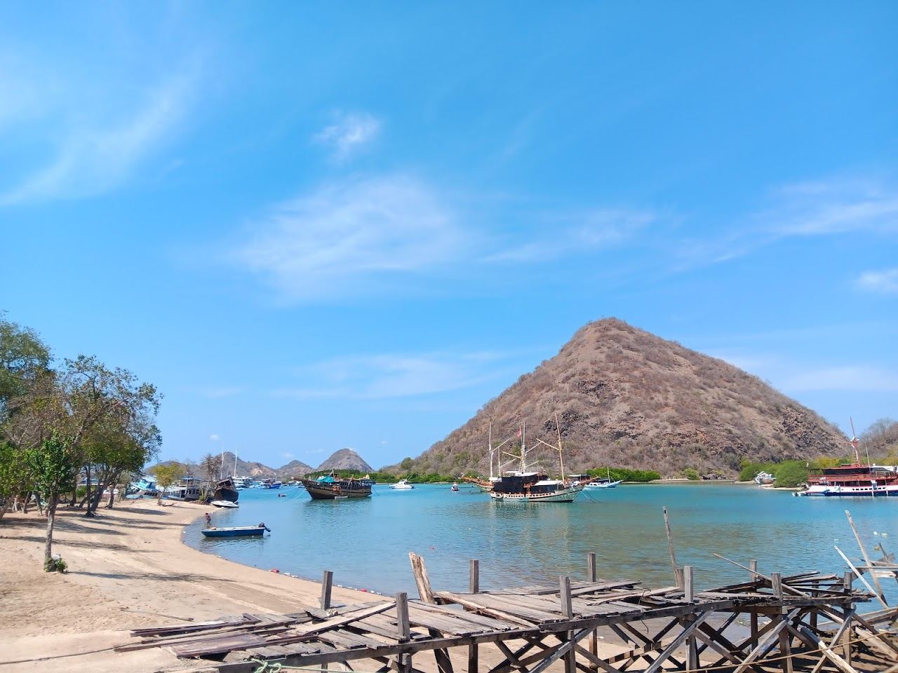 Sun dropping over the harbour islands seen from Pantai Waecicu near Labuan Bajo