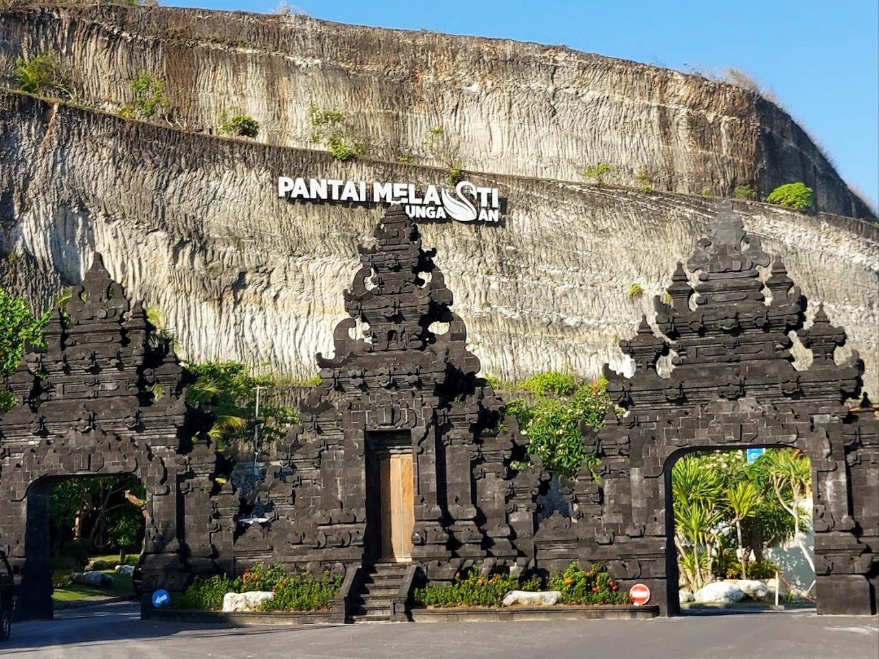 White sand, turquoise water and carved cliffs at Melasti Beach in Bali