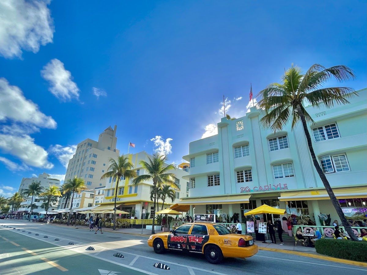 Pastel art deco fronts behind South Beach in Miami