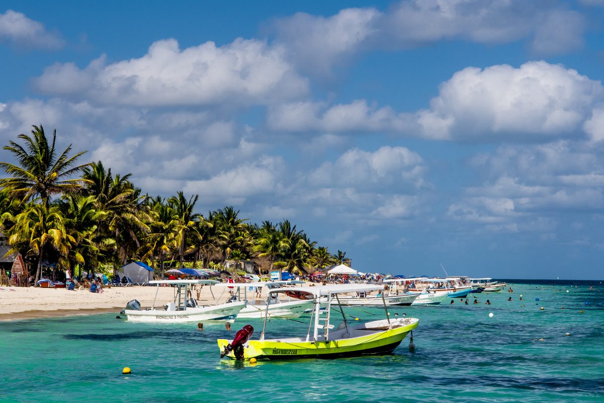 Soft sand and reef sheltered water along the public beach at Puerto Morelos